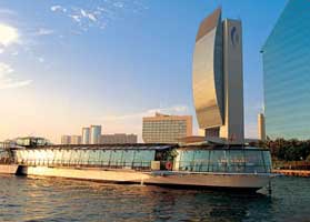 Bateaux Dubai Dinner Cruise