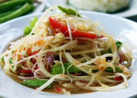 Som Tum (Spicy Green Papaya Salad)