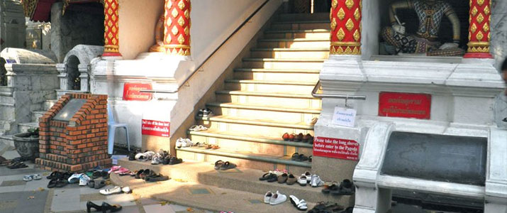 take-shoes-outside-temple-thai